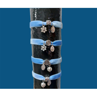 Mod.202 Pulsera elástica de terciopelo con abalorios surtido y medalla Virgen Milagrosa con baño de plata